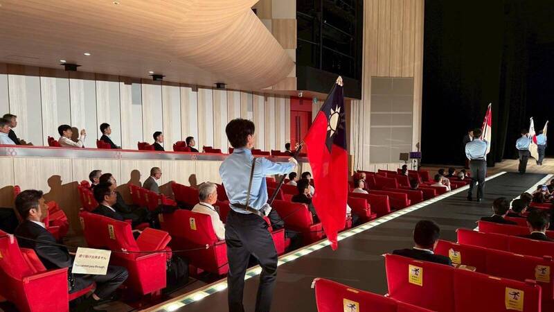 大會人員舉著中華民國國旗。（擷取自卓冠廷臉書）