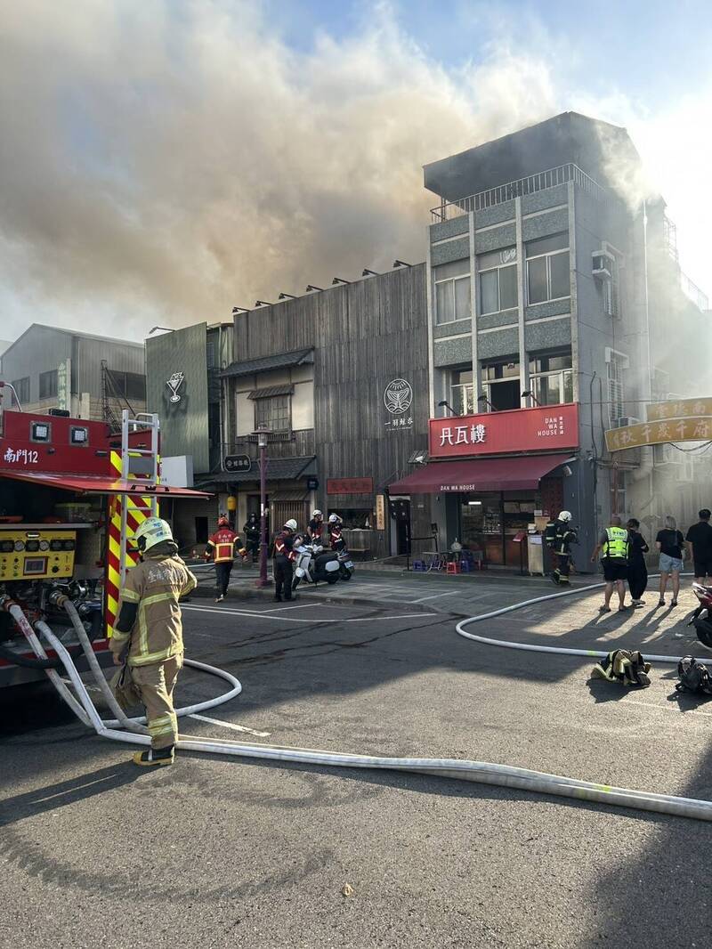 台南日式燒烤店大火冒濃煙 延燒3鄰戶5員工驚慌逃生