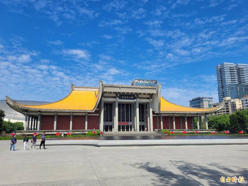 國父紀念館對街濺血!騎腳踏車險撞爆口角 男持水果刀砍傷路人