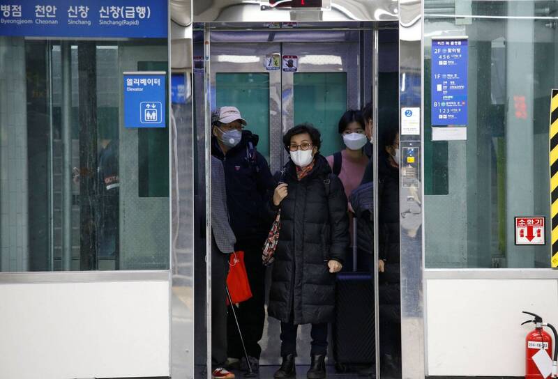 台人赴韓旅遊驚踩雷!地鐵站1舉動犯「潛規則」 竟遭阿珠媽當場打手