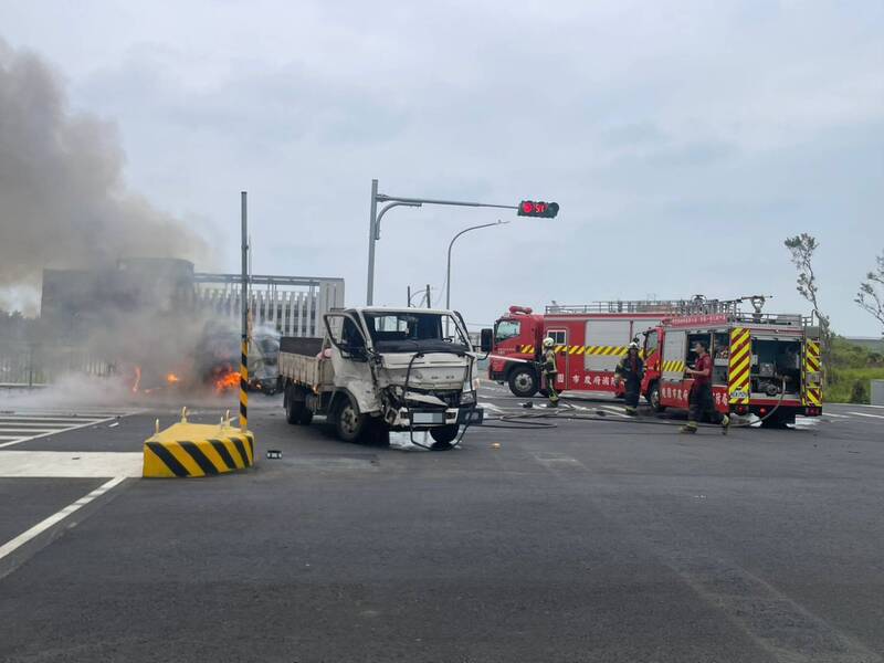 新台15線桃園大園段小貨車、轎車擦撞釀火燒車 兩駕駛受傷送醫