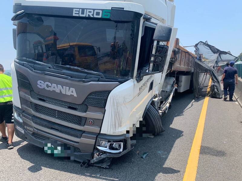 國道3號北上大甲路段砂石車自撞 砂石波及對向車道造成5人送醫