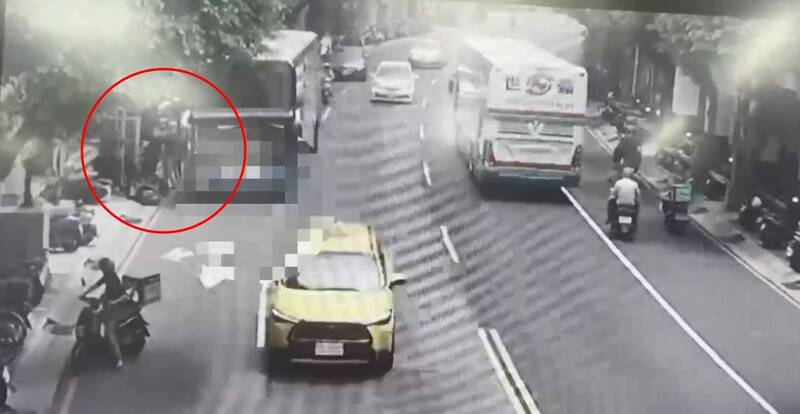 行車糾紛起衝突!新北騎士不滿遊覽車逼車 大街互毆雙雙進警局