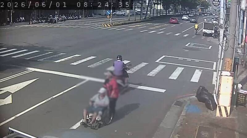 捏冷汗!上班尖峰鳳山省道車流大 民眾推輪椅老人逆向走快車道