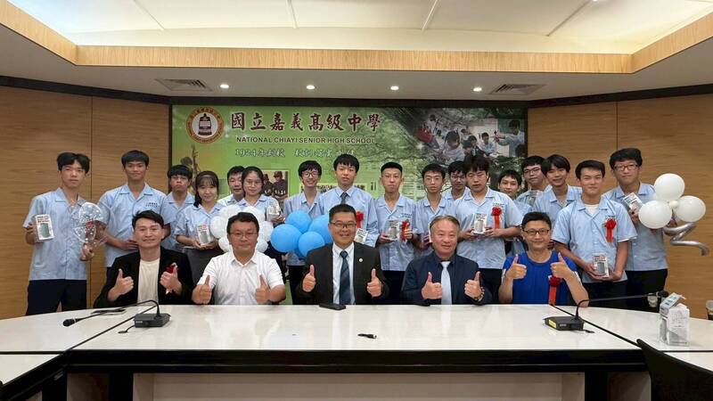 嘉中今年錄取台大達23人,師長與準台大生們合影。(嘉義高中提供)