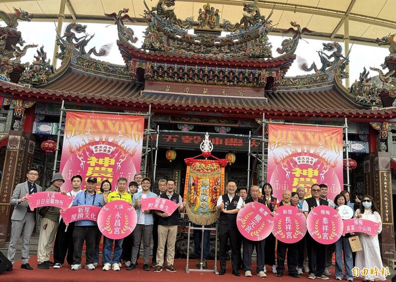 桃園市首次串聯4間主祀神農大帝廟宇,共同推出「豐收之神—2026桃園神農豐饒季」,由副市長蘇俊賓(中右)主持啟動記者會。(記者李容萍攝)