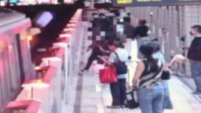 外籍男行李箱丟北捷軌道 即將進站列車急停畫面曝光
