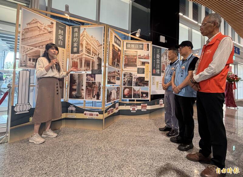 金門縣百大文化基地金門王慶雲洋樓所屬「甄洋樓」女主理人陳婉甄（左一）擔任王慶雲洋樓解說。（記者吳正庭攝）