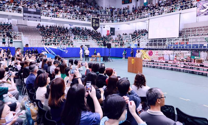 「8年鄰居」驚喜登場!小英現身北一女畢典 小綠綠瞬間嗨翻