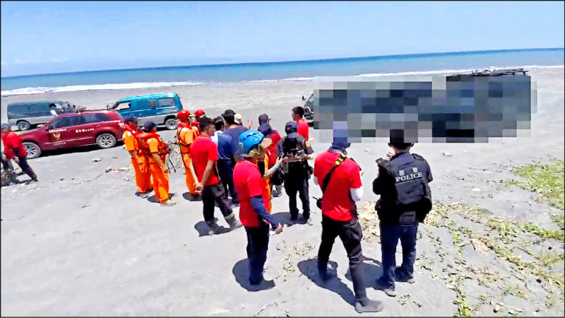海蝕洞靠海邊 遇浪襲跑都跑不掉