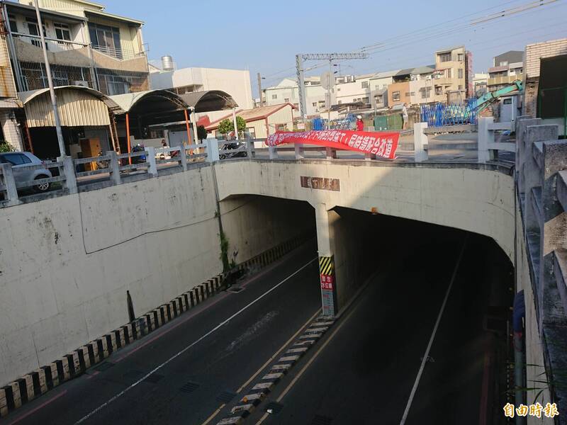 台南長榮路臨時鋼便橋拆除工期達300餘天 南鐵揭密......