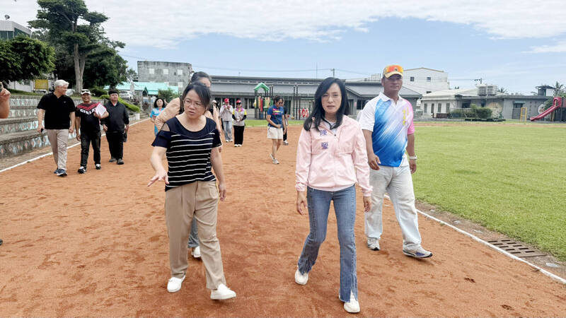 台東信義國小紅土跑道問題多 陳瑩助爭取千萬元改鋪PU