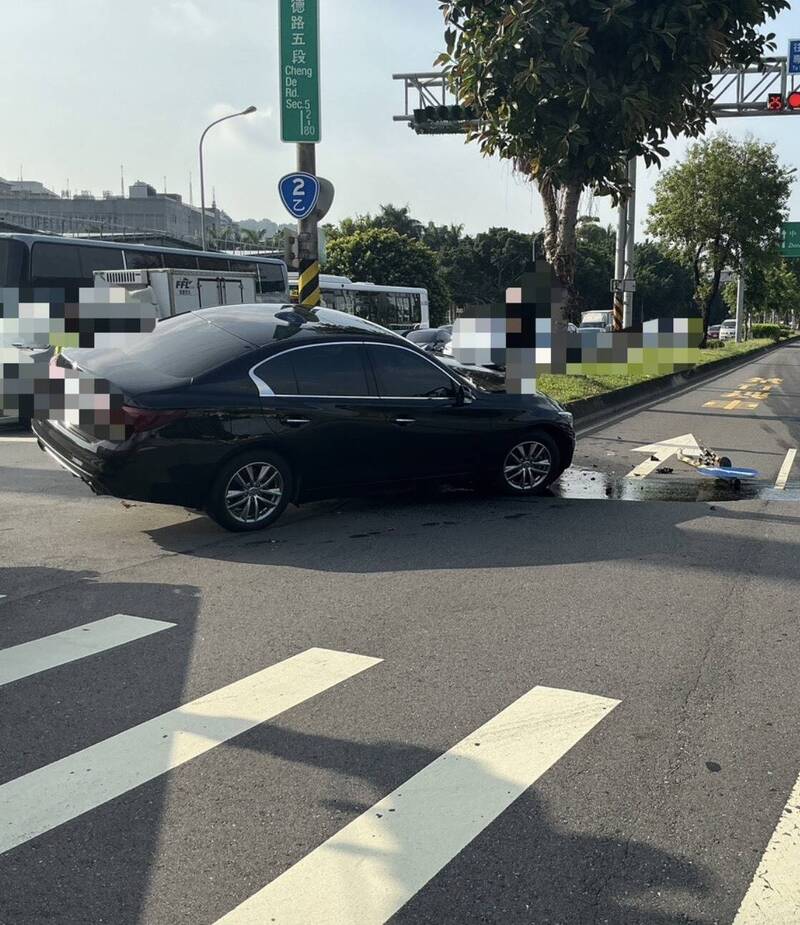 台北士林尖峰時段轎車自撞分隔島1傷 交通迅速恢復