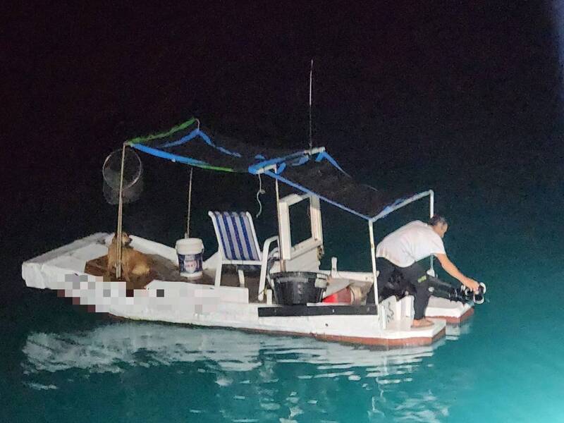 休閒漁船失去動力 1人1犬海上漂流 澎湖海巡隊馳援