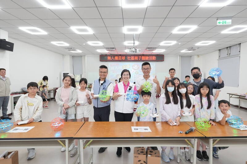 想要體驗無人機足球賽的人，新竹縣議員吳旭智（左4）說，7日在鳳岡國小還有機會。（吳旭智辦公室提供）