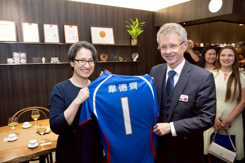 副總統蕭美琴特別邀請捷克參議院議長韋德齊（Miloš Vystrčil）訪團前往大稻埕體驗台灣茶文化，並致贈MIT的2024-26國家代表隊主場足球衣。（總統府提供）