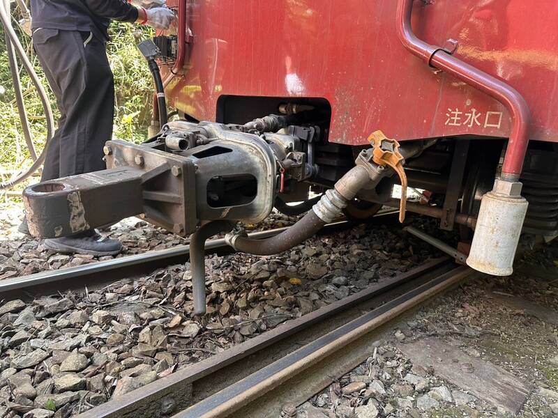 阿里山林鐵新款列車「森里號」試運轉出軌 314名乘客受影響