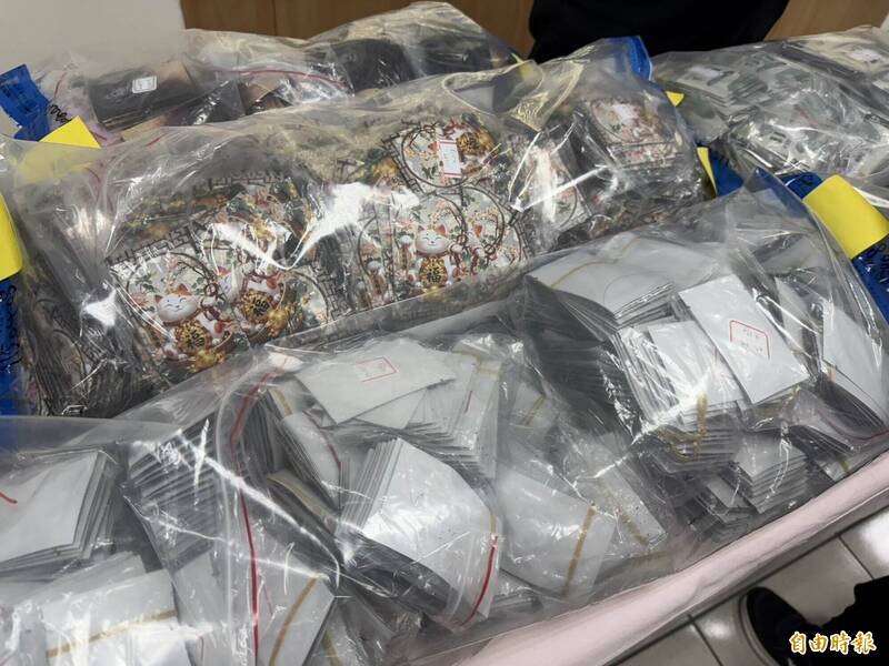 彰警破門攻堅查獲3千包毒品咖啡包 男女朋友逃頂樓遭逮