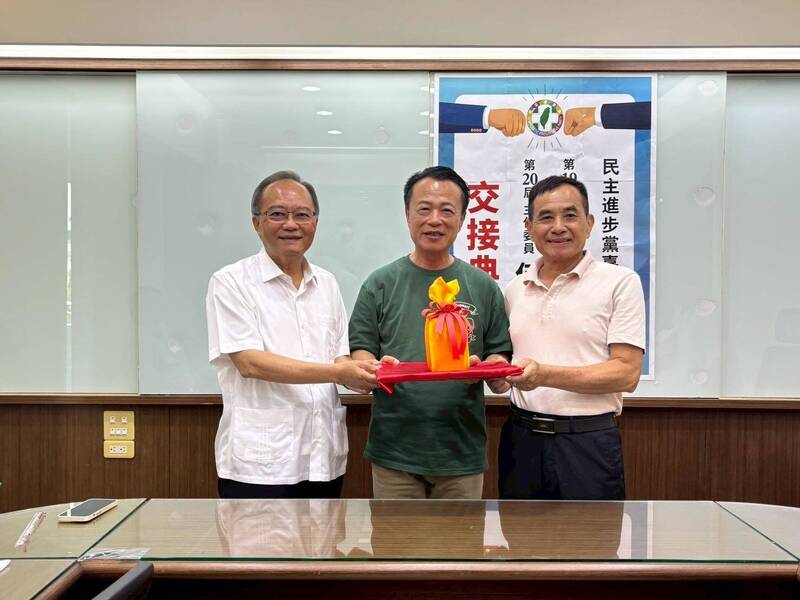 民進黨嘉縣黨部主委交接 何嘉恒上任力拚年底選舉「全勝利」