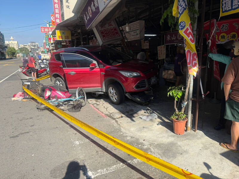 又是毒駕!高雄男無照開車逆向撞市場 車上乘客逃逸