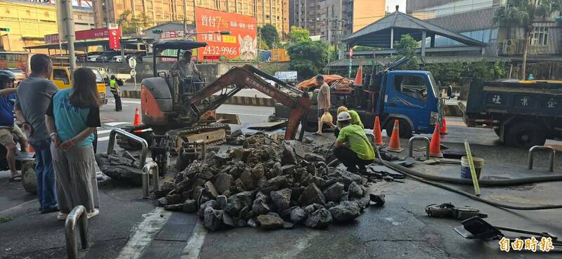 基隆市基金一路112巷(龍邸中國社區前方)今天(2日)下午2點半左右水管破管漏水,水公司緊急搶修中。(記者俞肇福攝)