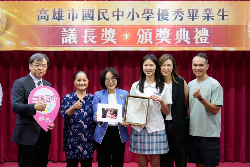 昔抱6個月大女娃今領議長獎 康裕成曬對比照歪樓：我好像沒變老欸！