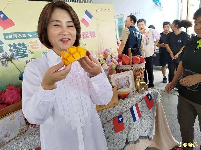 周春米特別嚐鮮。（記者陳彥廷攝）
