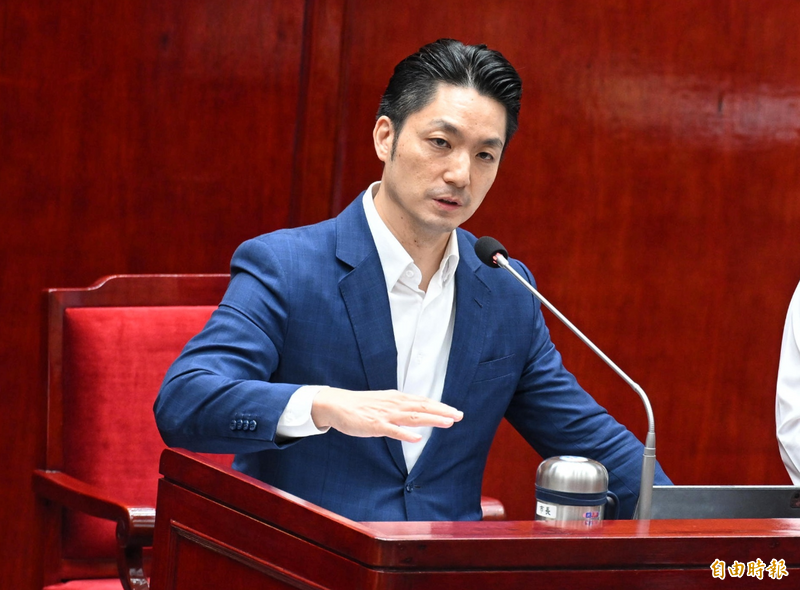 畫面曝!四獸山考倒蔣萬安? 低頭看「傳說中的iPad」突然會了