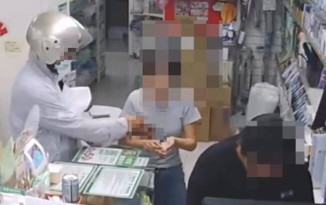 離譜畫面曝光！趁女店員找錢 高雄色阿伯竟公然襲胸