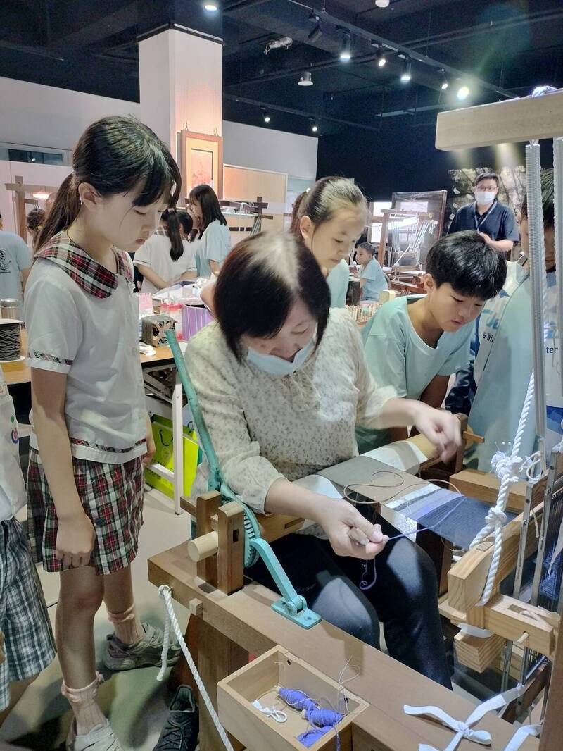 文化部登錄人間國寶黃蘭葉 傳授台中9校學童緙絲技藝