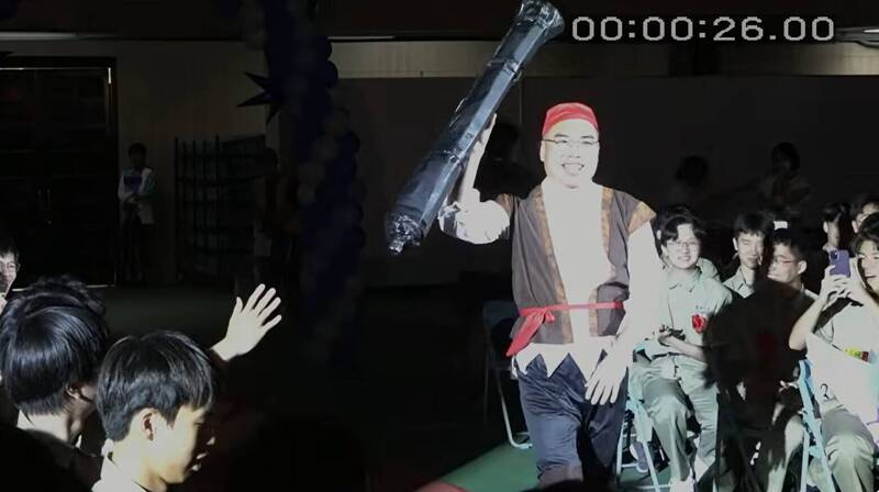 太會玩哏！校長扮《神鬼奇航》船長登場 畢業生嗨翻
