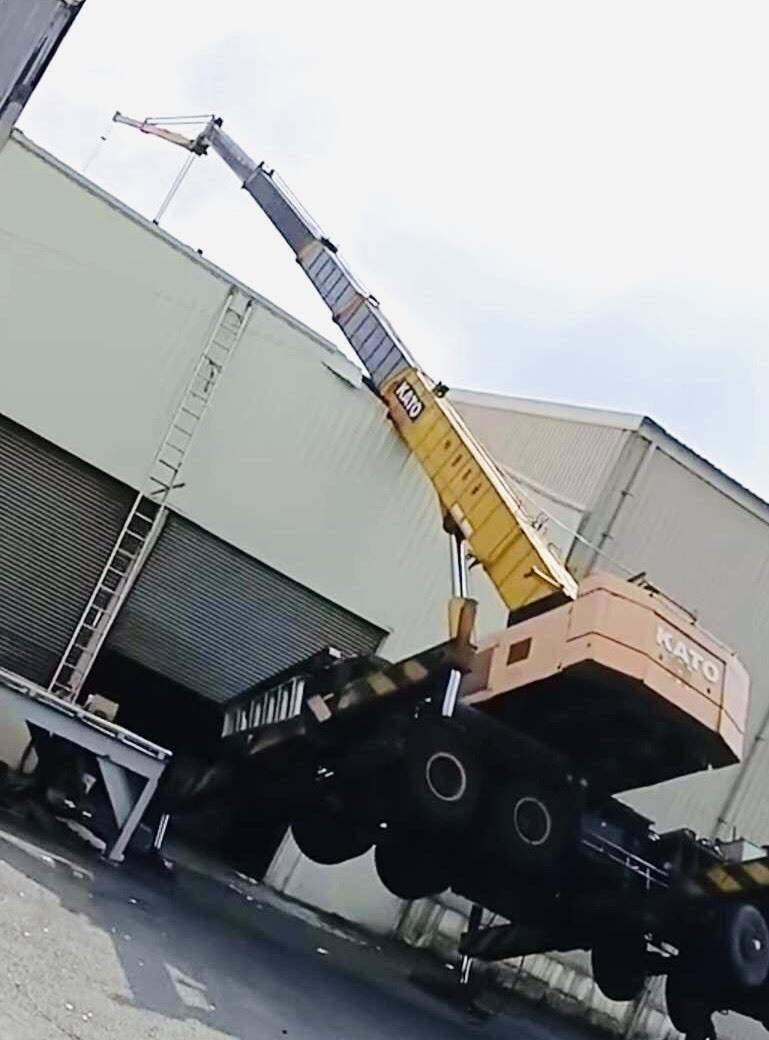 吊詭!吊車司機操作時車尾翹起來受困 送醫傷重不治
