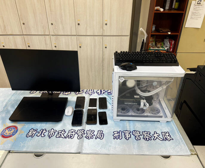 警方扣回電腦主機、手機等相關證物。（記者徐聖倫翻攝）