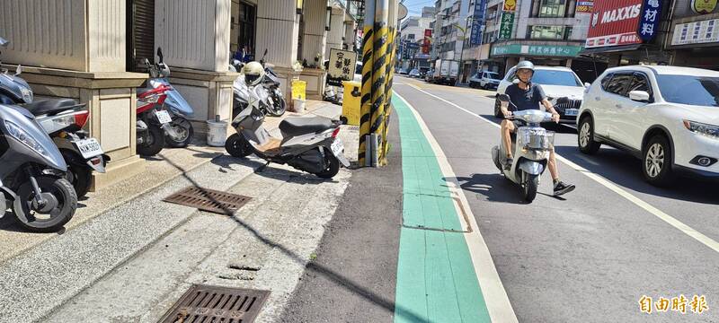 台中大雅雅環路人行道「最窄33公分」 民諷:走台步?