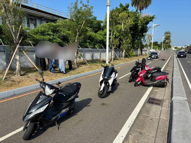 高雄機場旁機車道連環撞  他疑被撞後如賽車手般過彎「擊落」