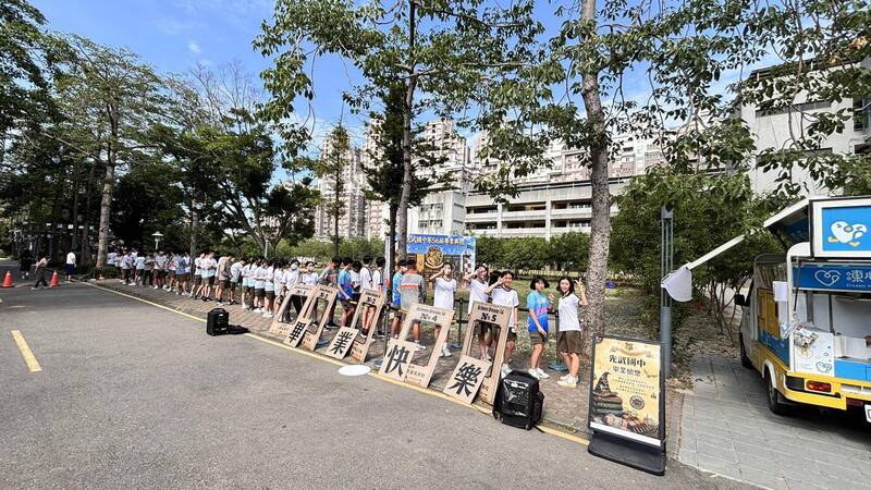 竹市光武國中使出冰淇淋魔法 校長請畢業生吃炸冰淇淋