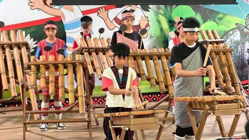 霞雲國小四至六年級學生帶來精彩開場表演揭開序幕。(霞雲國小提供)