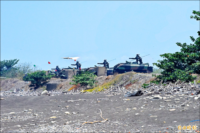 天馬操演昨天在枋山加祿堂登場，海陸單位實彈射擊拖式二A。（記者陳彥廷攝）