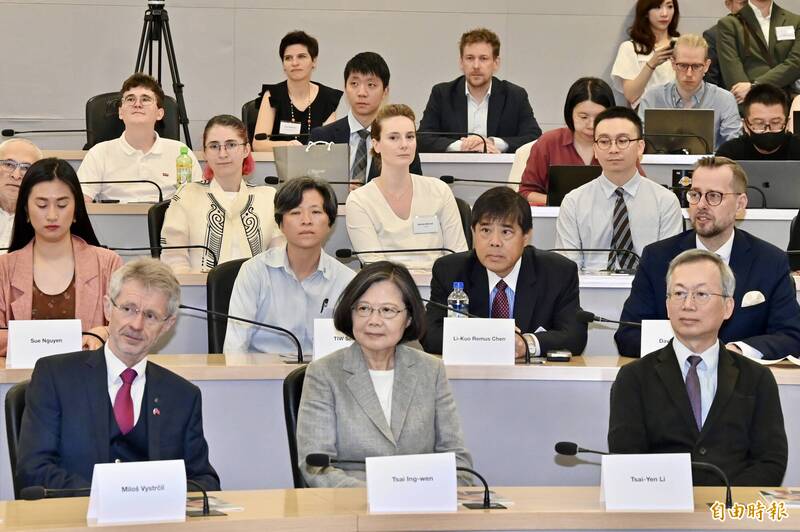 前總統蔡英文(前中)與捷克參議院議長韋德齊(前左)及政大校長李蔡彥(右)等人,今(3)日出席「瓦茨拉夫·哈維爾對話」會議。(記者叢昌瑾攝)