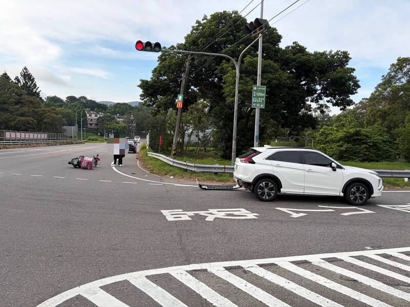 三義交流道匝道口汽機車相撞 騎士受傷倒地