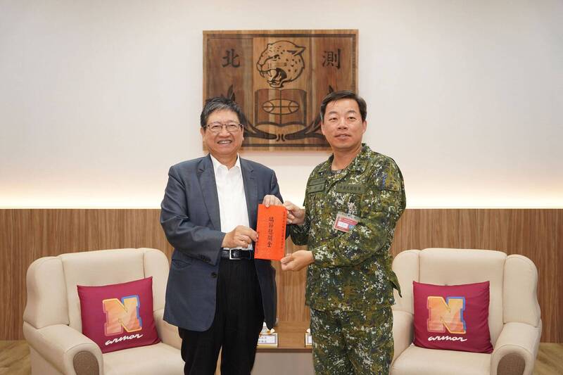 端午節前夕勞軍！新竹縣長楊文科赴北測中心致贈加菜金