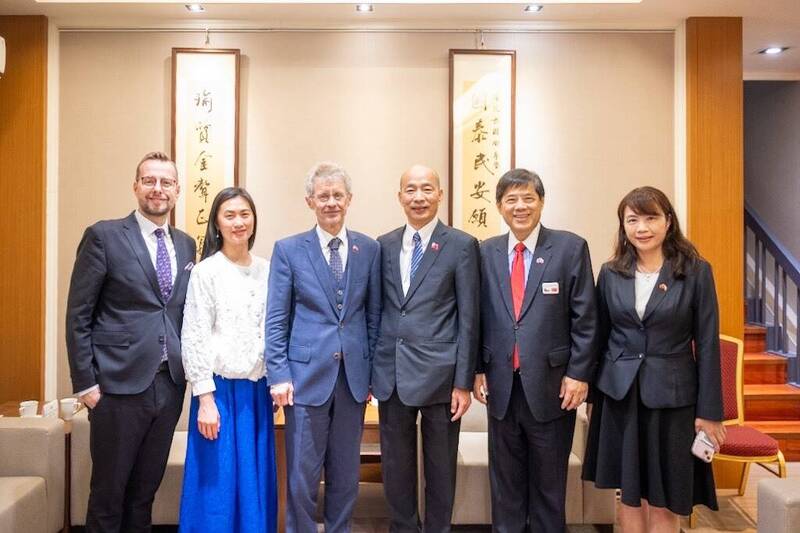 立法院長韓國瑜今（4日）下午，於院長官邸會晤捷克參議院議長韋德齊訪問團一行。（立法院提供）