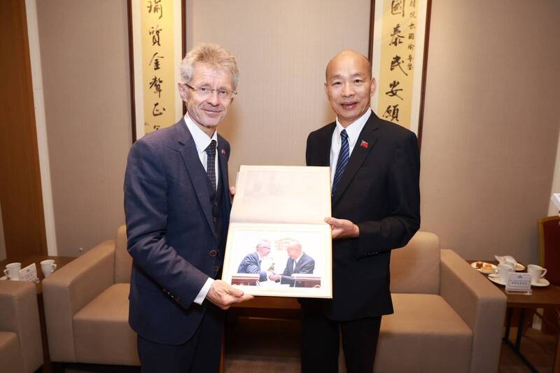 立法院長韓國瑜今（4日）下午，於院長官邸會晤捷克參議院議長韋德齊訪問團一行。（立法院提供）