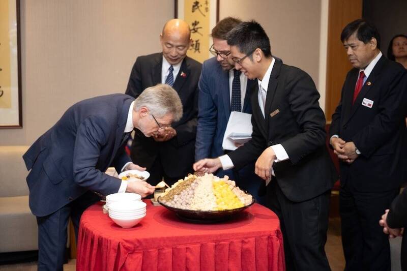 立法院長韓國瑜今（4日）下午，於院長官邸會晤捷克參議院議長韋德齊訪問團一行。（立法院提供）
