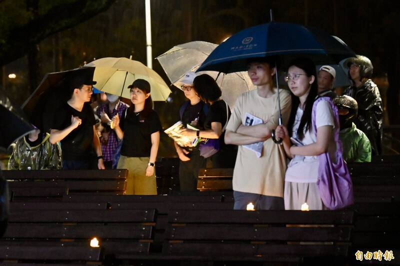六四天安門事件37周年，民眾冒雨參加台北二二八公園舉辦的「封得到維園、禁不住民心」晚會。（記者叢昌瑾攝）