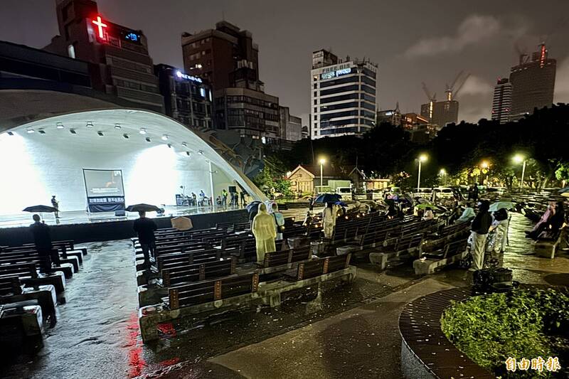 在台港人今（4）晚再度復刻香港維多莉亞公園燭光晚會，於台北二二八公園舉辦「封得到維園、禁不住民心」晚會。（記者叢昌瑾攝）