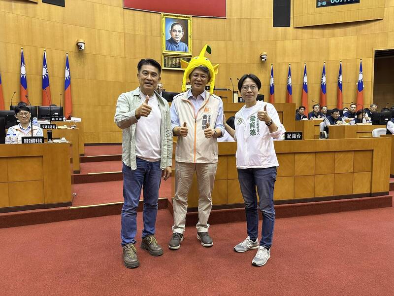 針對李世斌(左)的提議,屏縣府交旅處長黃國維(中)給予肯定,右為代表民進黨參選屏東市長的縣議員梁育慈。(圖由屏東縣議員李世斌服務處提供)