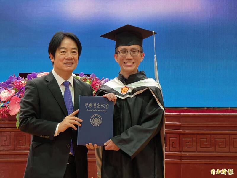 賴清德總統今天（5日）上午出席中央警察大學畢業典禮，頒發畢業證書給畢業學生代表。（記者謝武雄攝）