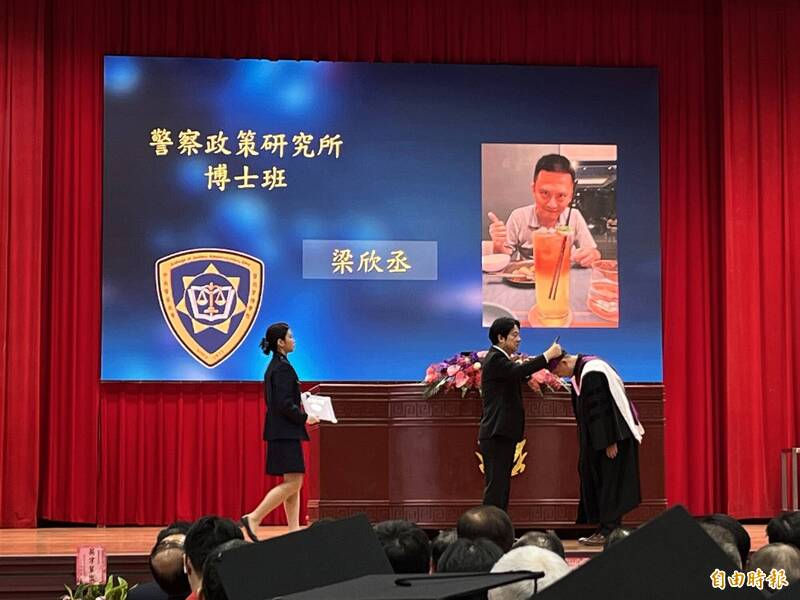 賴清德總統今天（5日）上午出席中央警察大學畢業典禮，為畢業學生撥穗。（記者謝武雄攝）