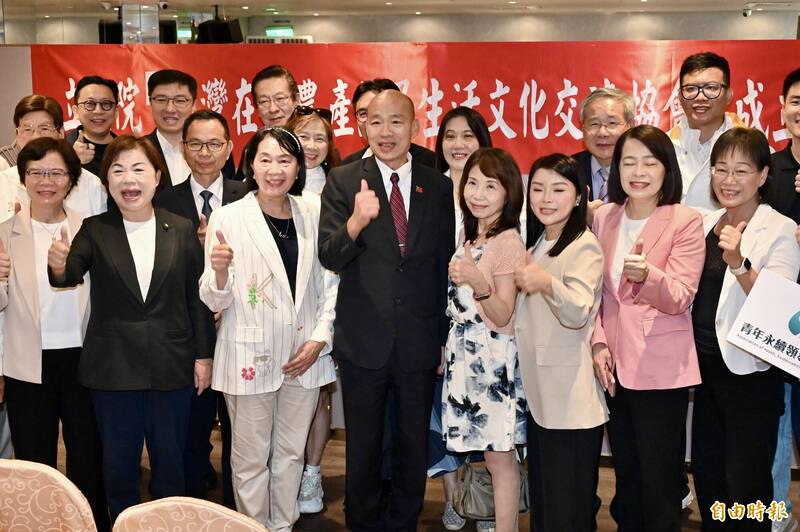 立法院長韓國瑜（中）等人出席「台灣在地農產品及生活文化交流協會成立大會」。（記者叢昌瑾攝）
